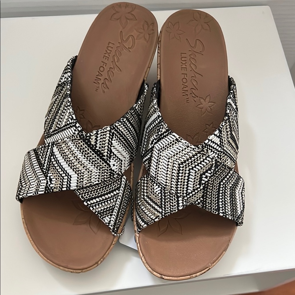 Skechers Beverlee-Golden Palace Women's SlipOn Black/White Sandals Sz:W8 NEW